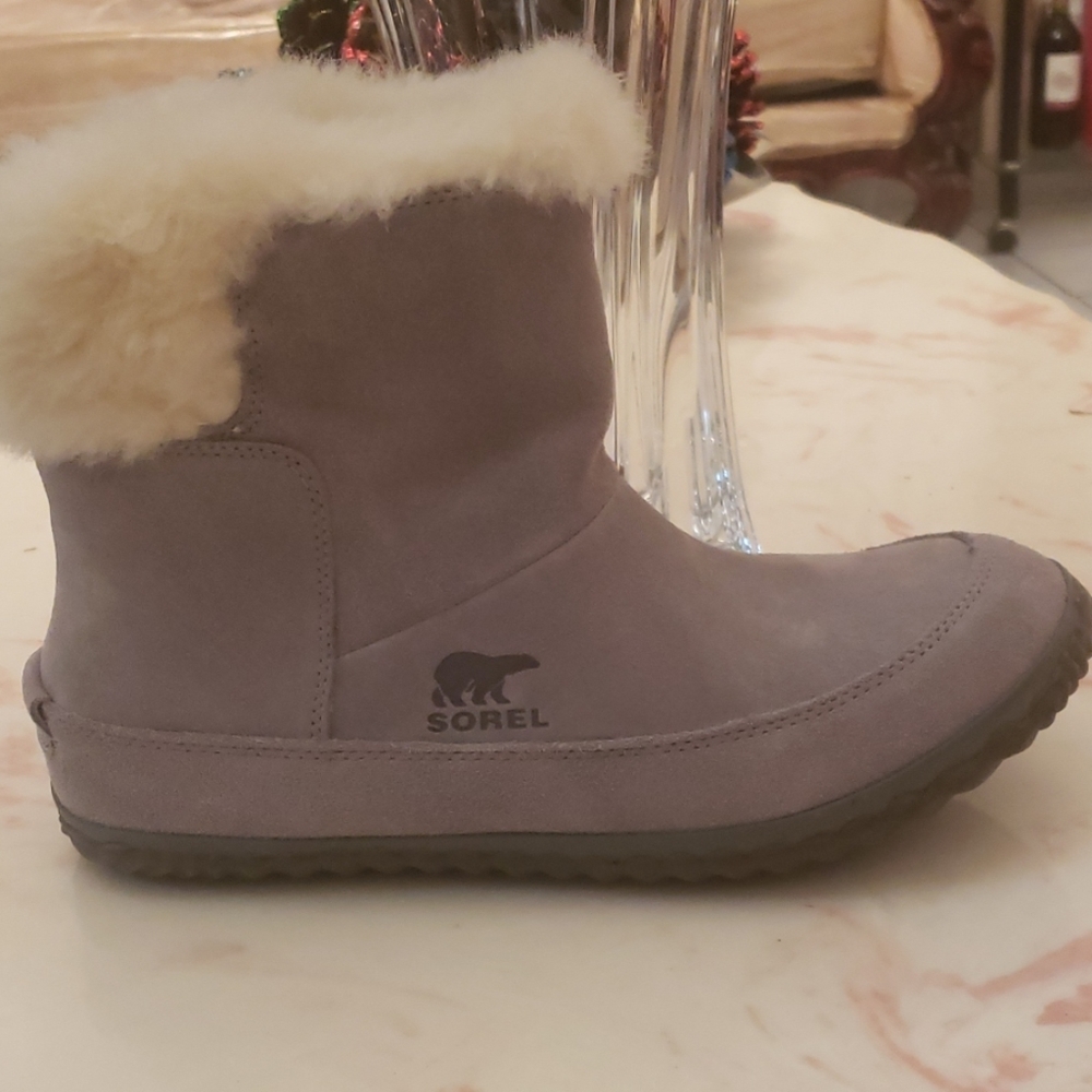 SOREL Boots (Brand new-unworn Size 9)